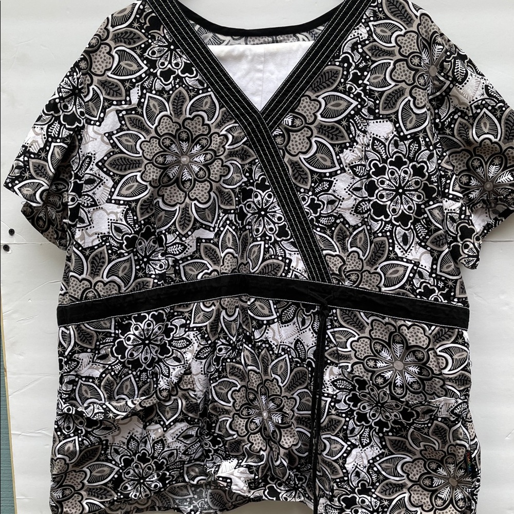 Peaches 3Xl Top & Cherokee 2Xl Pants Scrubs w/ Black & White Design